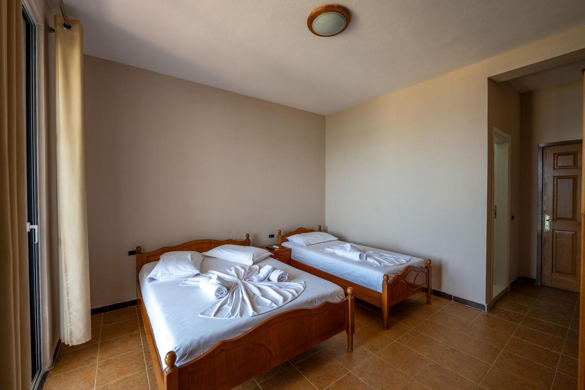 Hotel Nika Radhime Luaran gambar