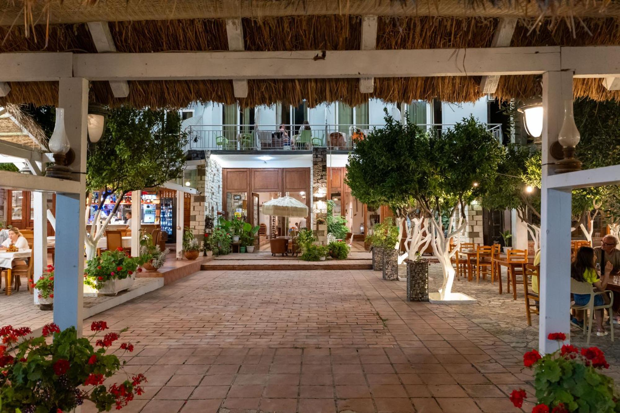Hotel Nika Radhime Luaran gambar